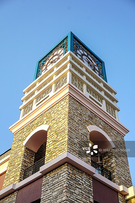 一个蓝天下的欧式钟楼图片素材