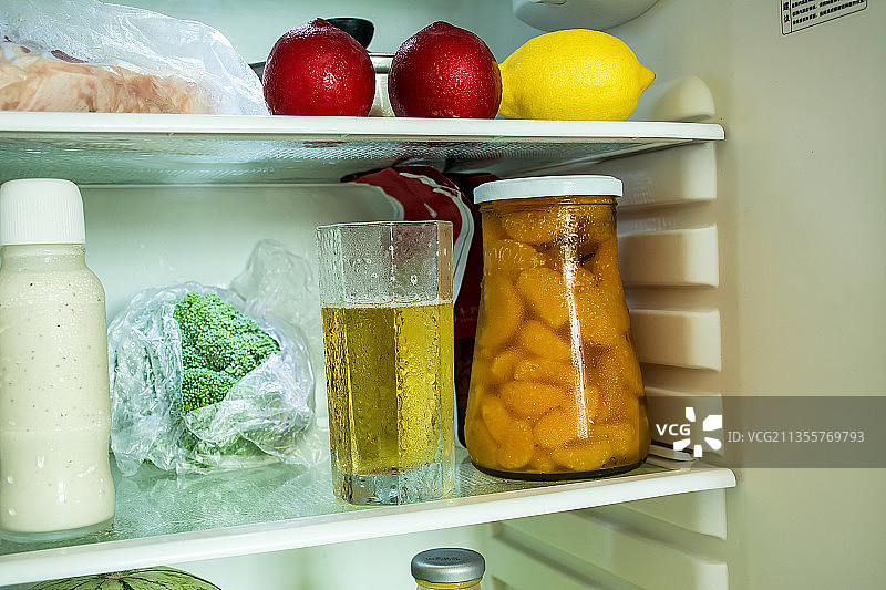夏季冰箱冷藏层的水果蔬菜食材图片素材