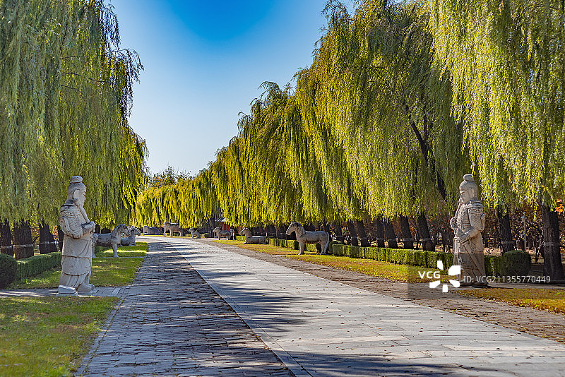 秋天北京明十三陵长陵神道石像生石将军图片素材
