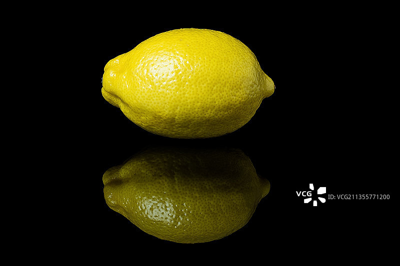 黑色背景上一只柠檬图片素材