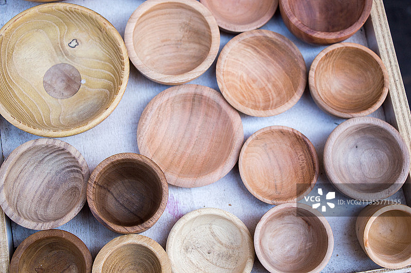 桌子上木碗的俯视图图片素材