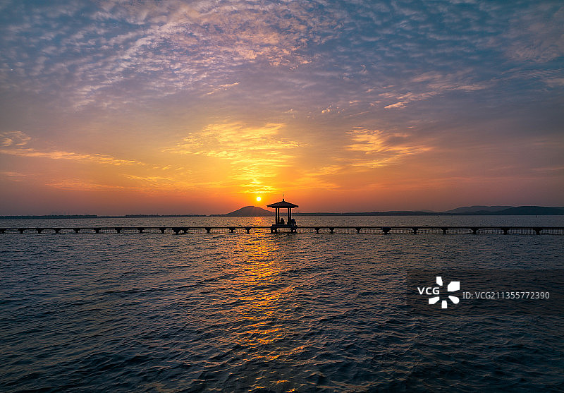 东湖绿道听涛景区的日出图片素材