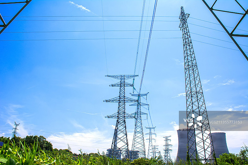 燃煤发电厂的冷却塔和高压电塔图片素材