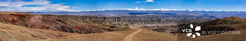 扎达远处的喜马拉雅山脉图片素材