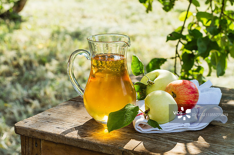 桌上的饮品和水果特写图片素材