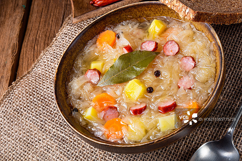 高角度的汤碗在桌上图片素材