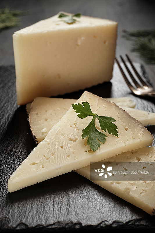 桌子上的奶酪特写图片素材
