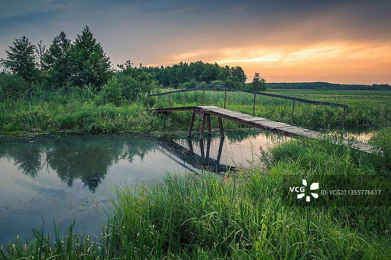波兰日落时分的湖光山色图片素材