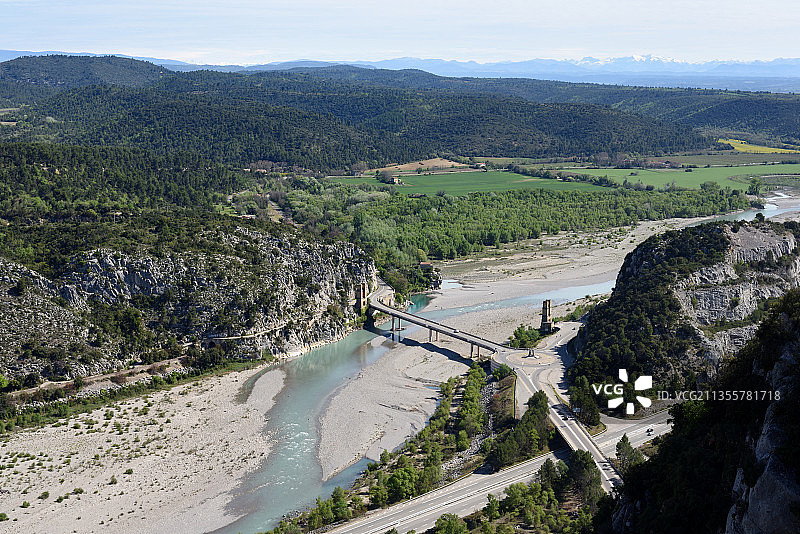 法国普罗旺斯米拉波老桥和杜朗斯河谷鸟瞰图图片素材