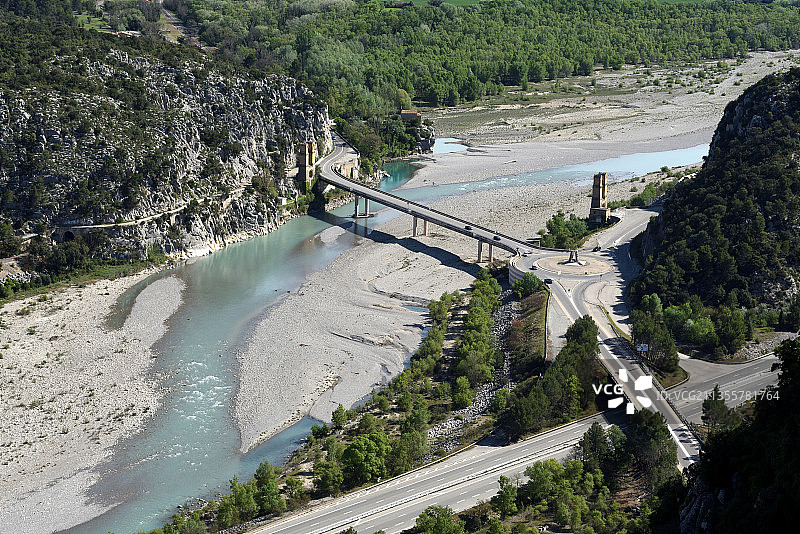 法国普罗旺斯米拉波老桥和杜朗斯河谷鸟瞰图图片素材