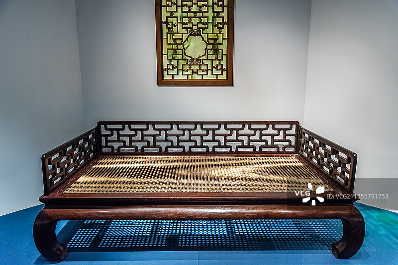 上海博物馆的明代铁力木床身紫檀木围子罗汉床图片素材