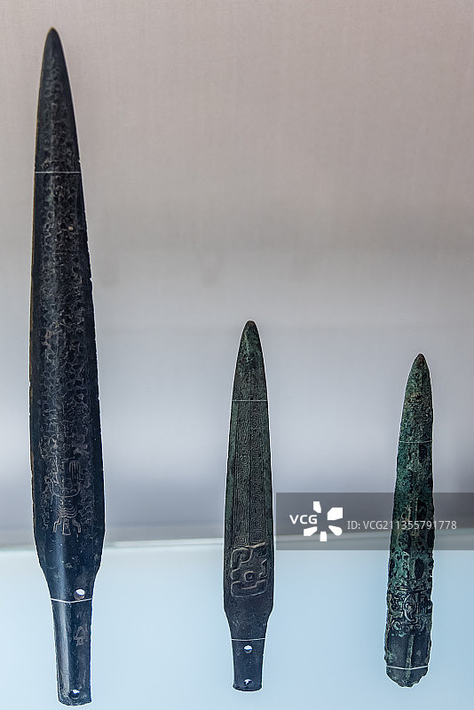 上海博物馆的战国手心纹矛（左右）和变形龙纹矛（中间）图片素材