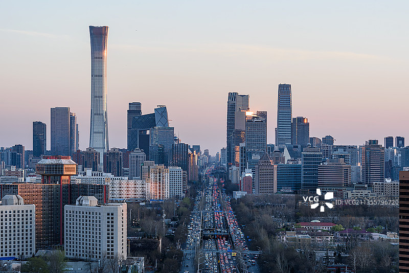 北京东三环道路和国贸CBD的傍晚图片素材