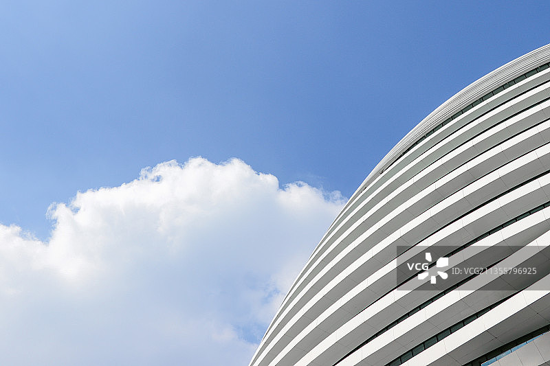 蓝天下的银河SOHO一角图片素材