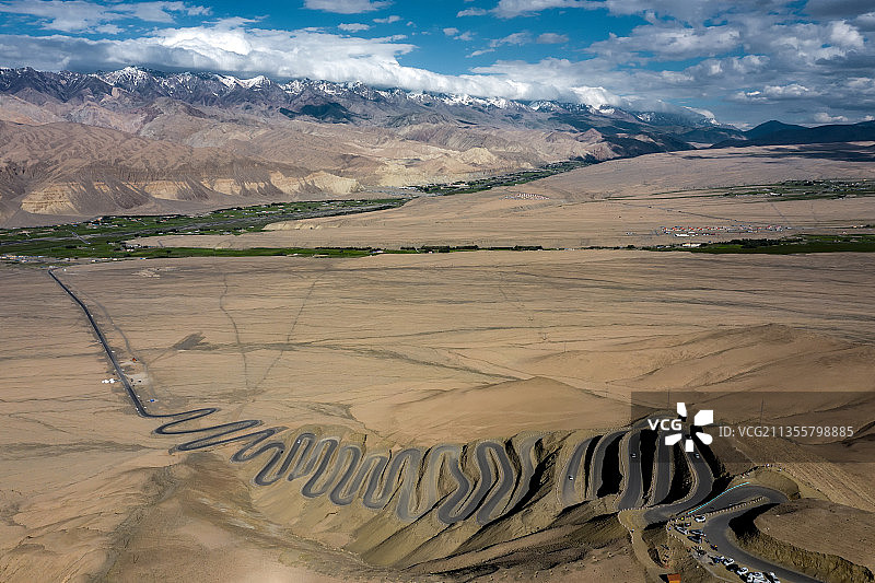 乌鲁木齐南疆塔什库尔干县盘龙谷道高视角航拍自然风光图片素材