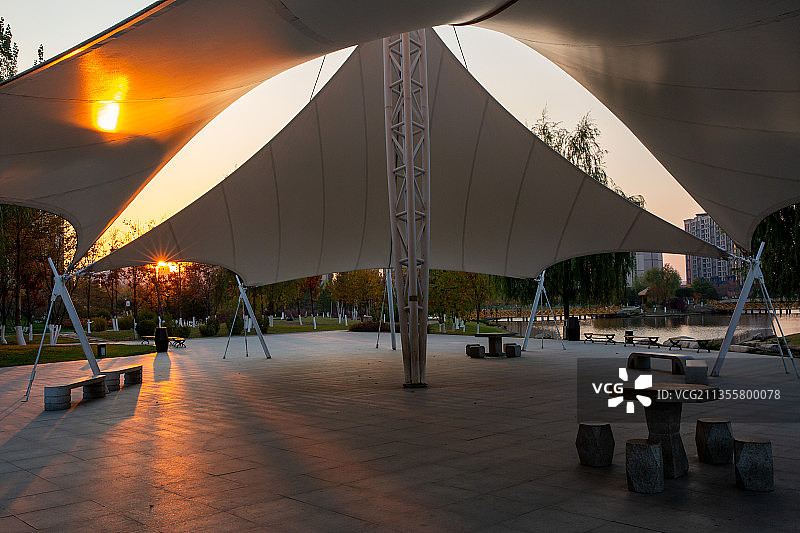 晚霞中户外遮阳天幕图片素材