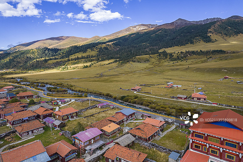 四川甘孜州道孚县玉科镇玉科大草原道孚民居图片素材