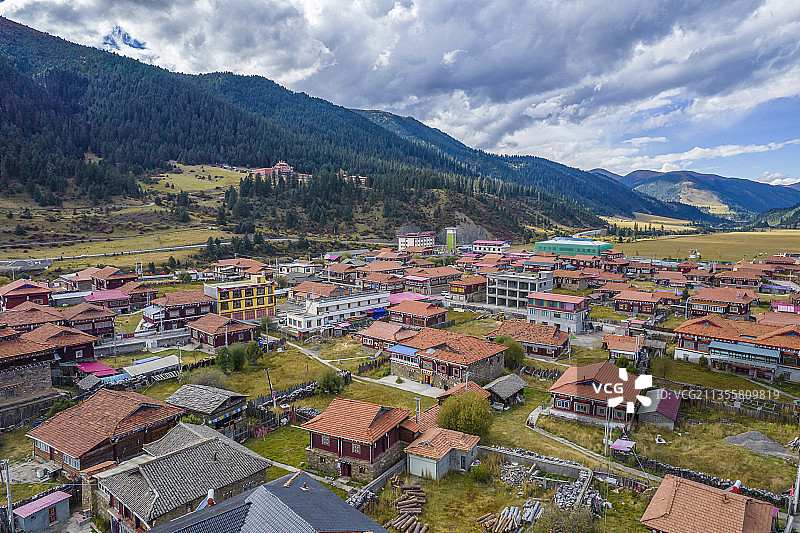 四川甘孜州道孚县玉科镇玉科大草原道孚民居图片素材