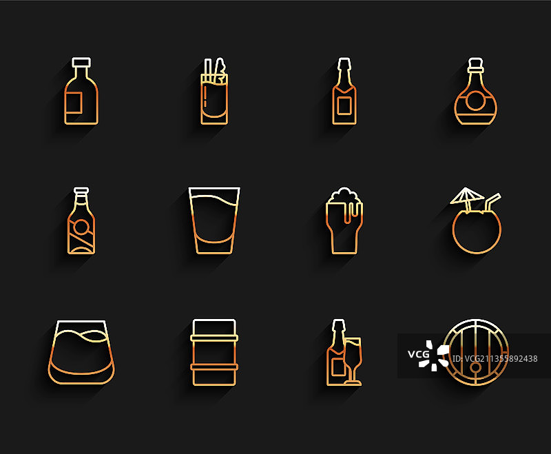 威士忌酒杯、金属啤酒桶和瓶子组合图片素材