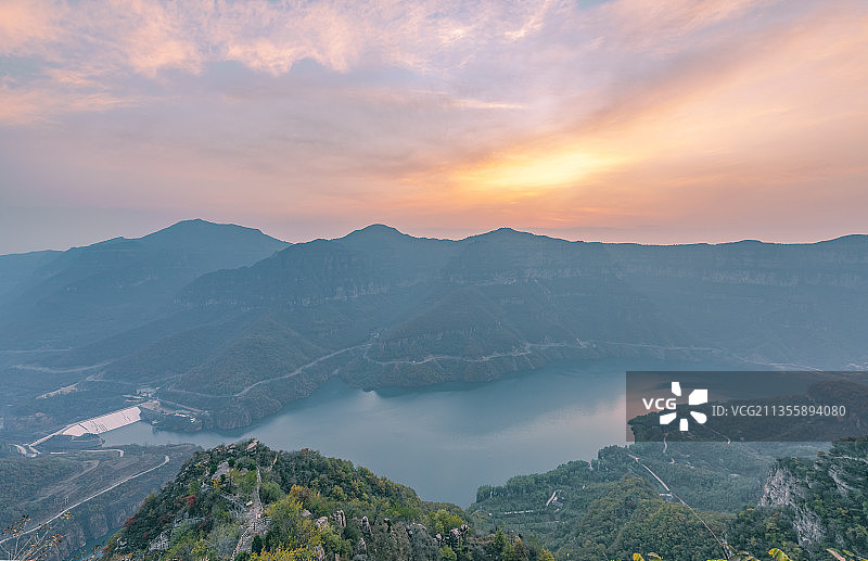 河南省林州市西太行豫晋交界石板岩太行山大峡谷太行平湖图片素材