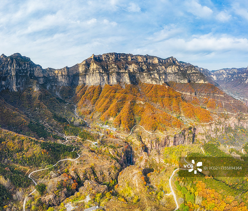 山西晋城陵川县太行山王莽岭景区昆山挂壁公路秋季户外风光航拍图片素材