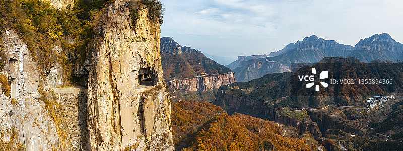 山西晋城陵川县太行山王莽岭景区昆山挂壁公路秋季户外风光航拍图片素材
