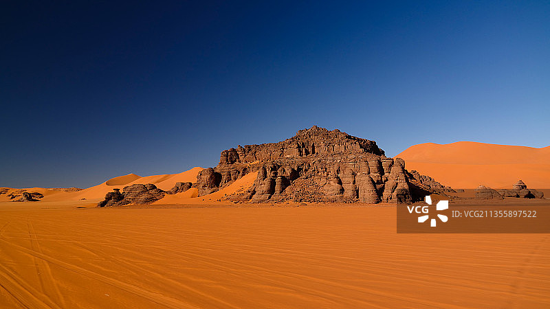 湛蓝天空衬托下的沙漠风景图片素材