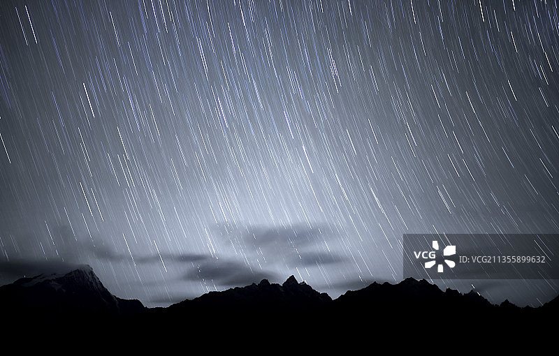 巴郎山星空云海图片素材
