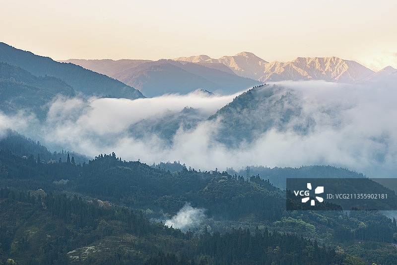 荥经风光雪山下云雾缭绕的山乡图片素材