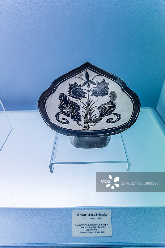 上海博物馆的北宋磁州窑白地黑花把莲纹枕图片素材