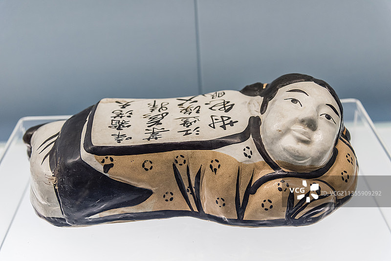 上海博物馆的金代磁州窑白地黑花题诗孩儿枕图片素材