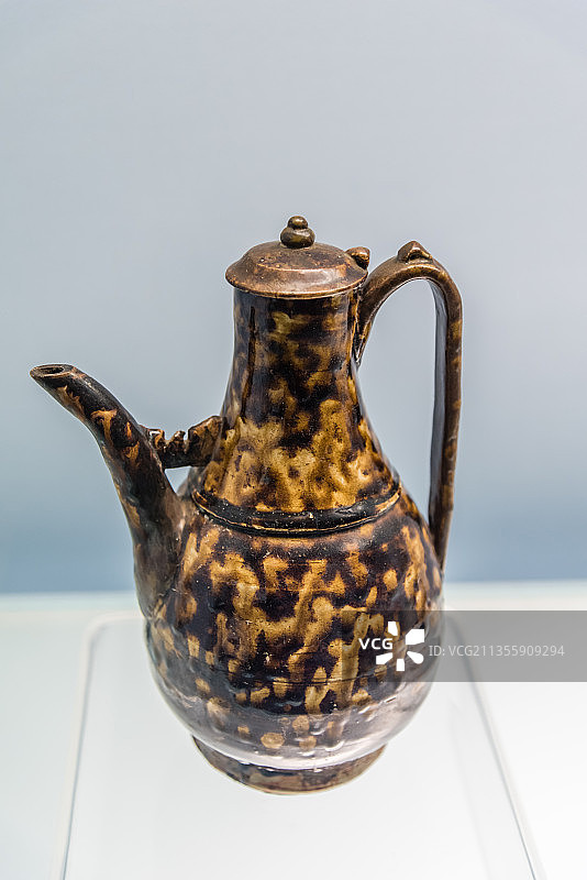 上海博物馆的南宋元代时期吉州窑玳瑁釉执壶图片素材
