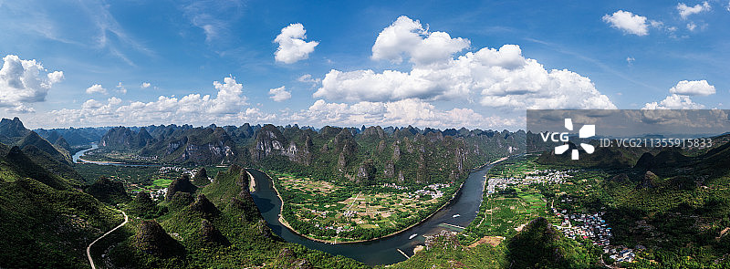 蓝天白云下桂林冠岩漓江风景区图片素材