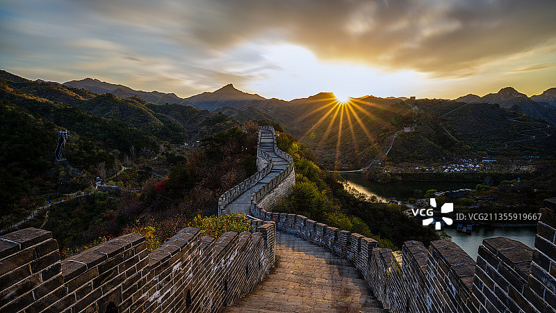 秋日夕阳水长城图片素材