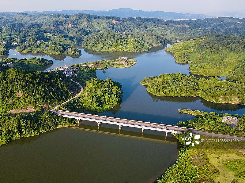 航拍湖中的大桥和山丘森林图片素材