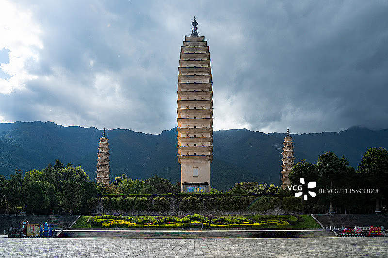 大理苍山脚下的崇圣寺三塔图片素材