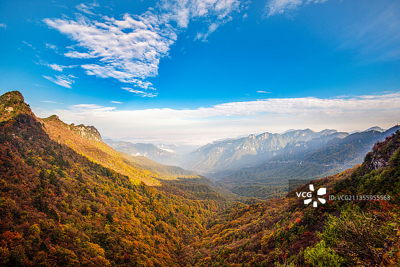 晨曦中长寿村图片素材