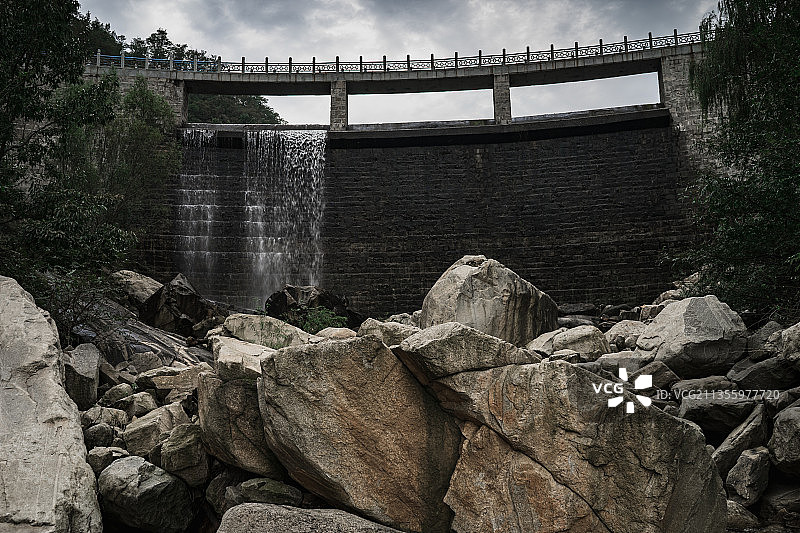 中国泰安天柱峰的水库和石头图片素材