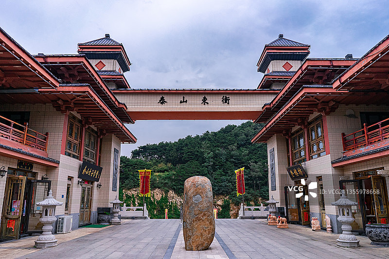 中国泰安天柱峰的东街及其建筑物图片素材