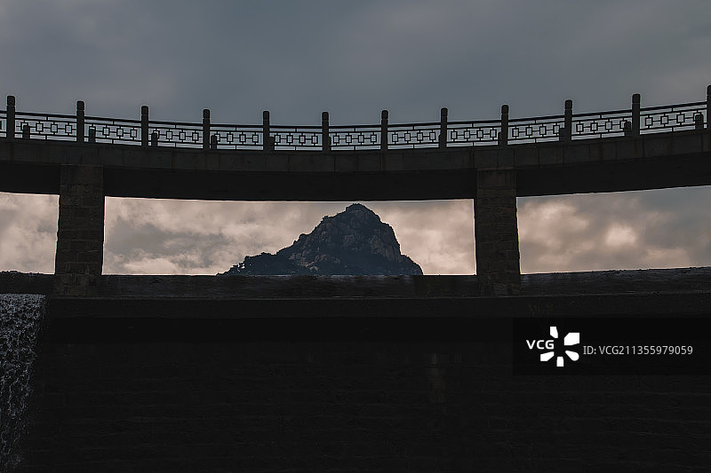 中国泰安天烛峰水库的大坝图片素材