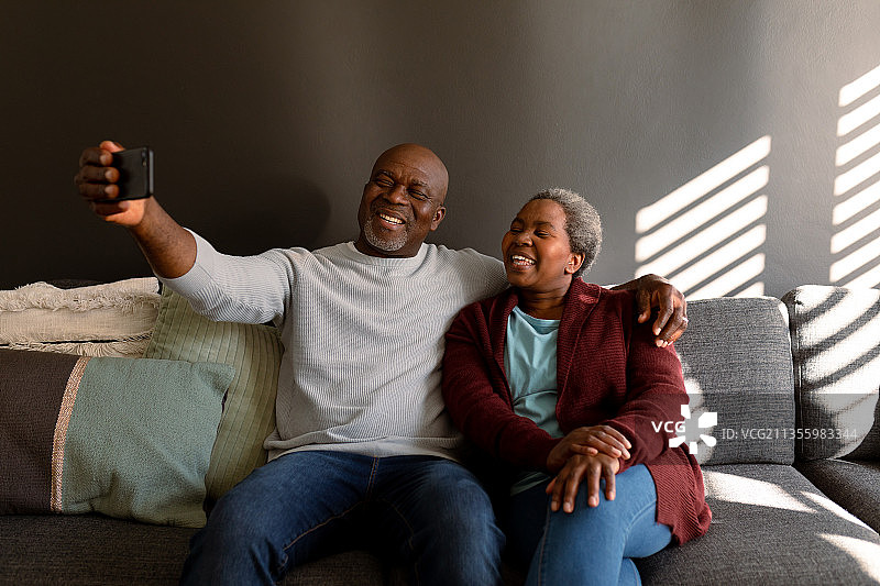 快乐的非裔美国老年夫妇在家自拍图片素材