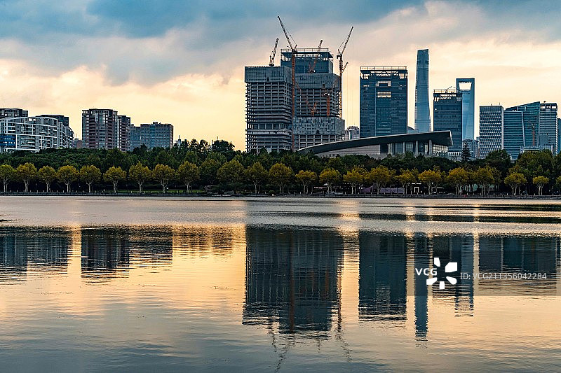 上海浦东世纪公园城市建筑风光盈湖倒影图片素材