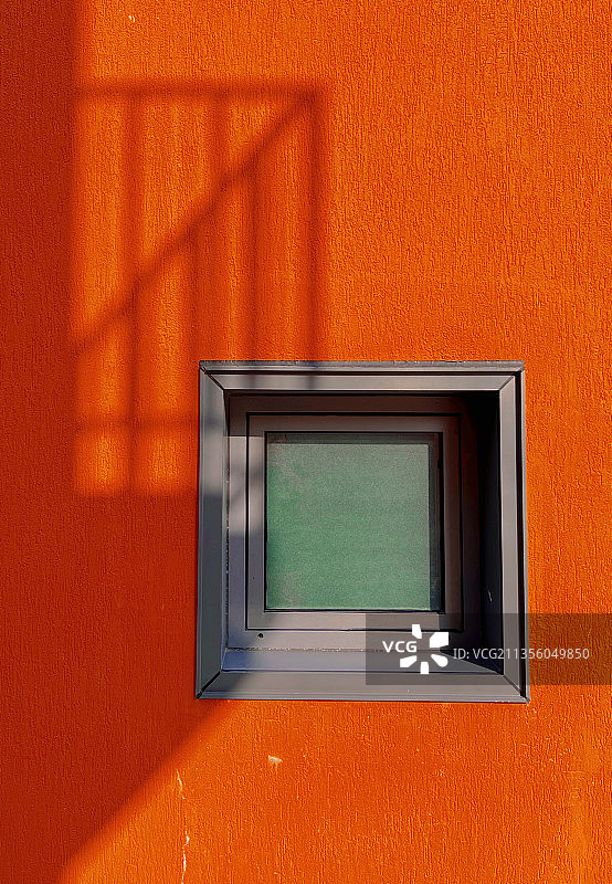 橙色墙上的窗户特写镜头图片素材