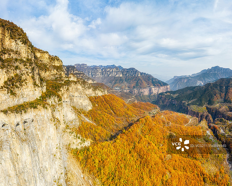 山西晋城陵川县太行山王莽岭景区昆山挂壁公路秋季户外风光航拍图片素材