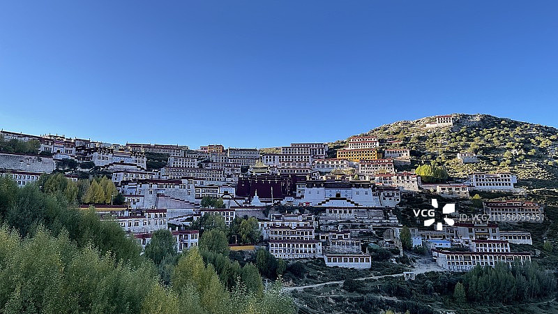 西藏甘丹寺全貌图片素材