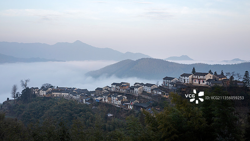 云上的村庄图片素材