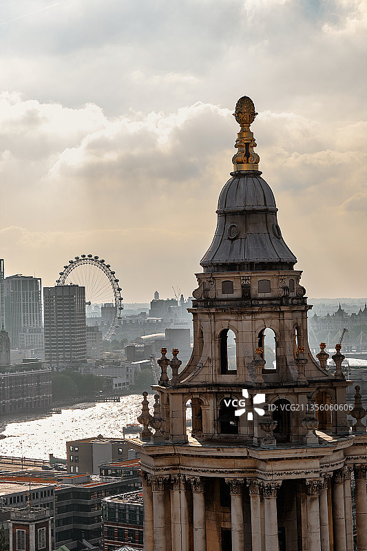 伦敦城市景观圣保罗大教堂塔楼天空留白图片素材