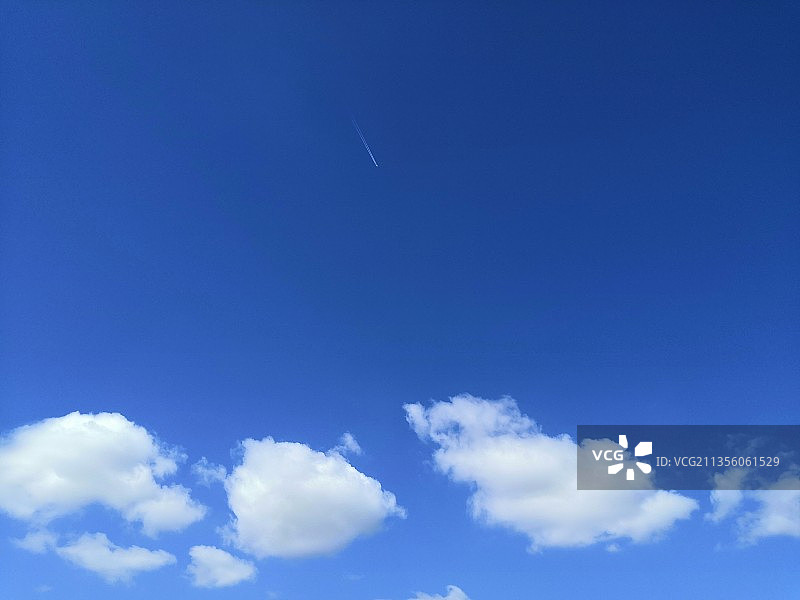 纯净的天空，蓝天白云，飞机在高空拉出飞机尾迹飞机云图片素材