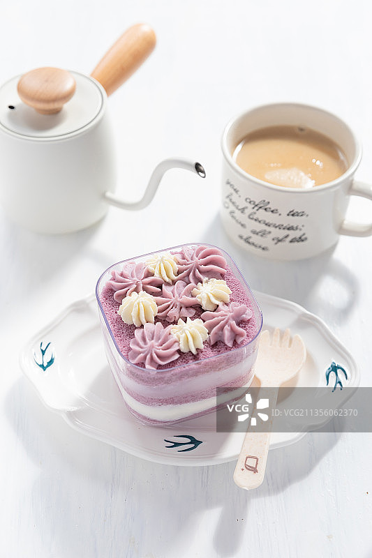 下午茶点心紫薯芋泥蛋糕与奶茶图片素材