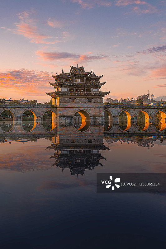 云南省红河州哈尼族彝族自治州建水古城十七孔桥图片素材